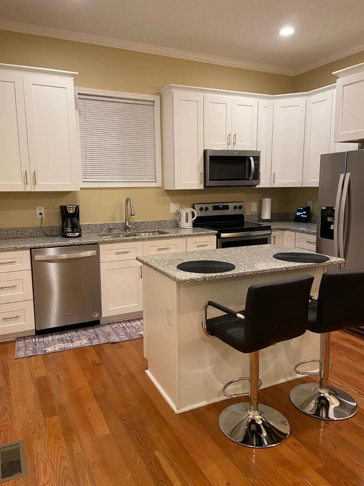 Modern 3-Bedroom, Big Fence Yard, Pets Stay Free Durham Exterior photo