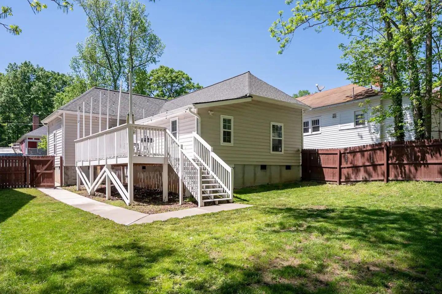Modern 3-Bedroom, Big Fence Yard, Pets Stay Free Durham Exterior photo